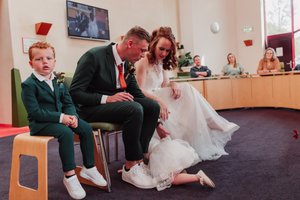 Bruidsmeisje kruipt onder de stoel van de bruidegom